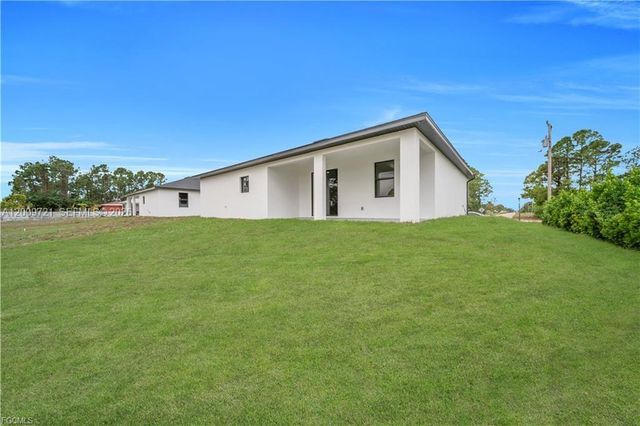 2901 Villa Ave S, Lehigh Acres, FL 33976