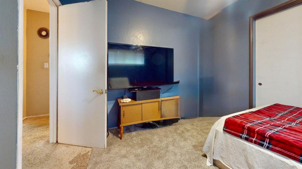 Image 16 of property listing at 2211 W Garland Avenue, Fresno, CA 93705