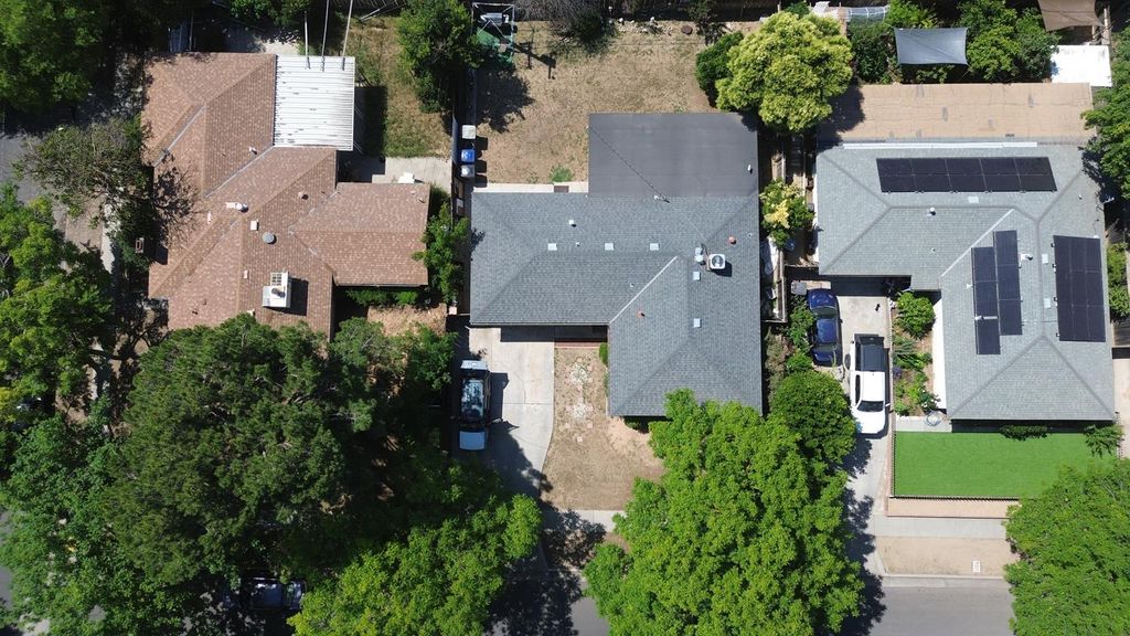 Image 2 of property listing at 2211 W Garland Avenue, Fresno, CA 93705
