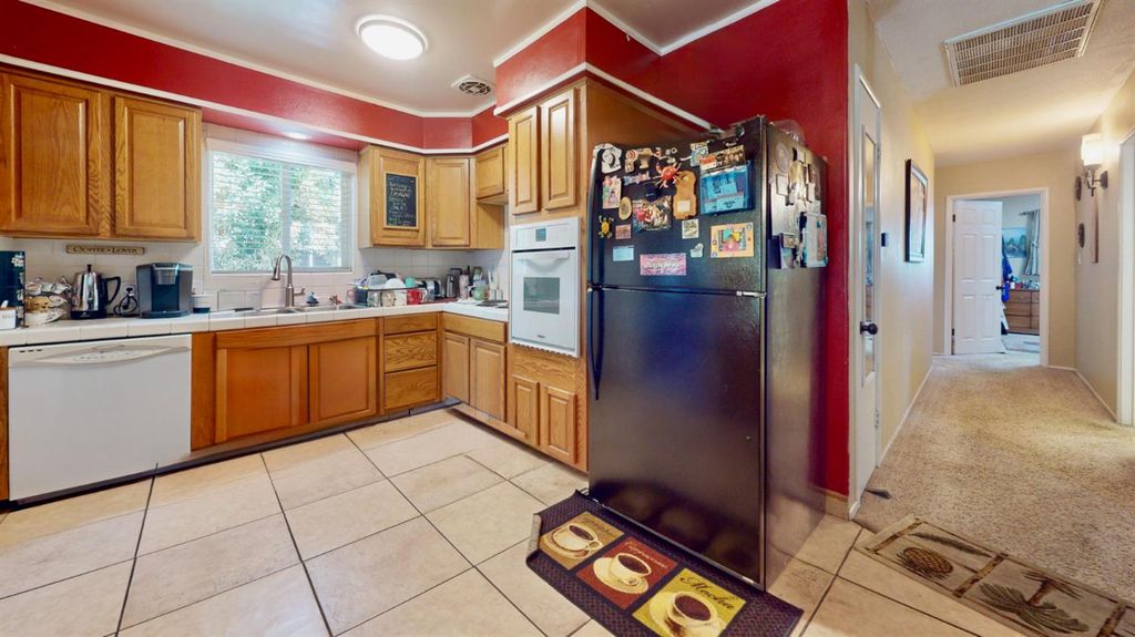 Image 7 of property listing at 2211 W Garland Avenue, Fresno, CA 93705