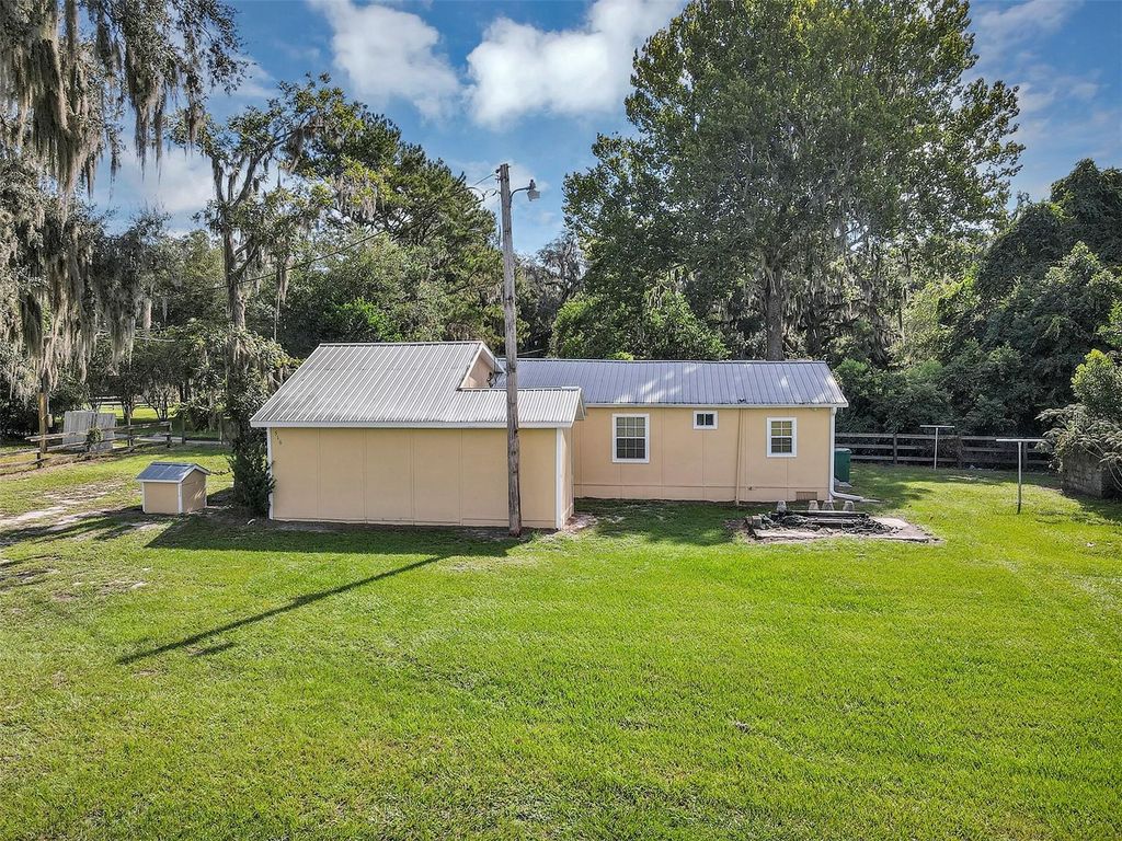 Image 6 of property listing at 510 PHILLIPS LANE, Wildwood, FL 34785