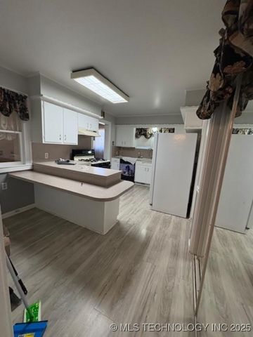 602 W 7th Avenue, Bristow, OK 74010