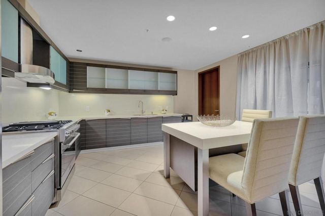 1325 Pacific Hwy 3301, San Diego, CA 92101