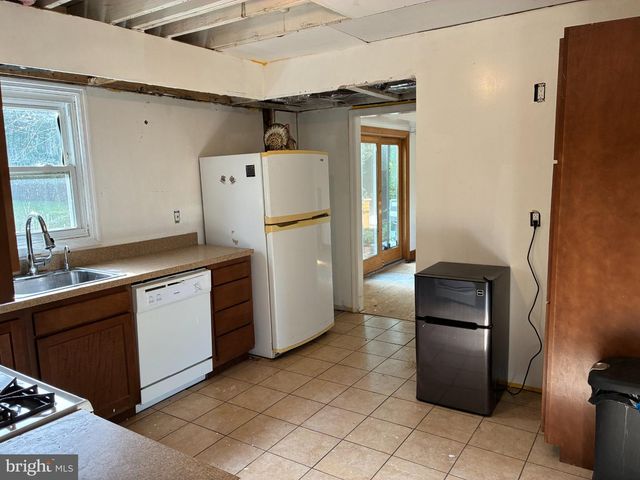 15 ALLSTON RD, Kendall Park, NJ 08824