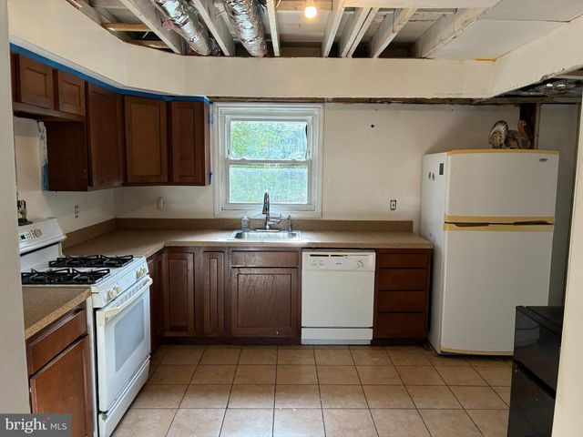 15 ALLSTON RD, Kendall Park, NJ 08824