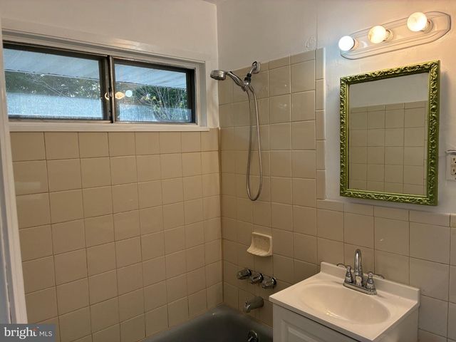 15 ALLSTON RD, Kendall Park, NJ 08824