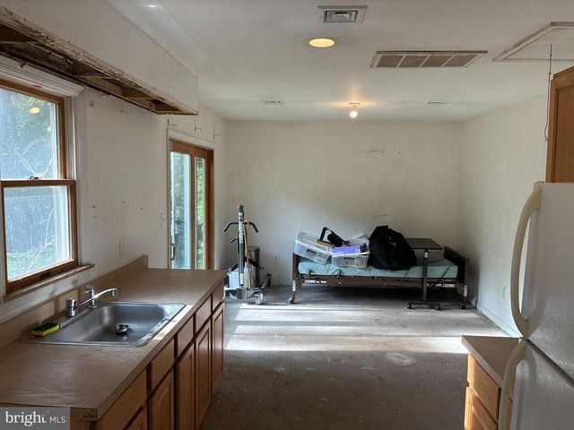 15 ALLSTON RD, Kendall Park, NJ 08824