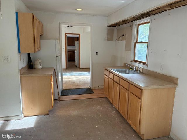 15 ALLSTON RD, Kendall Park, NJ 08824