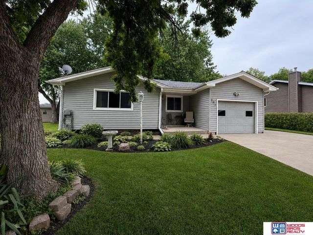 105 Brentwood Avenue, Hickman, NE 68372