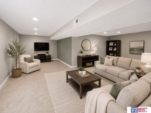 105 Brentwood Avenue, Hickman, NE 68372