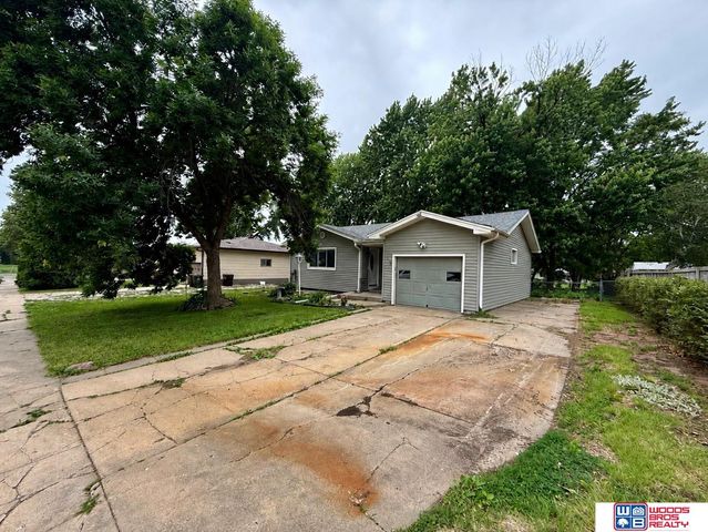105 Brentwood Avenue, Hickman, NE 68372