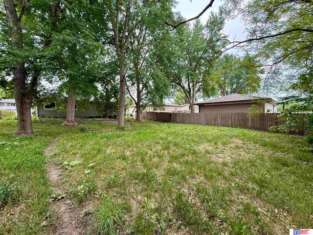 105 Brentwood Avenue, Hickman, NE 68372