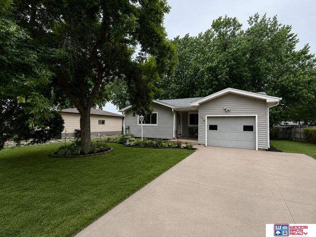 105 Brentwood Avenue, Hickman, NE 68372