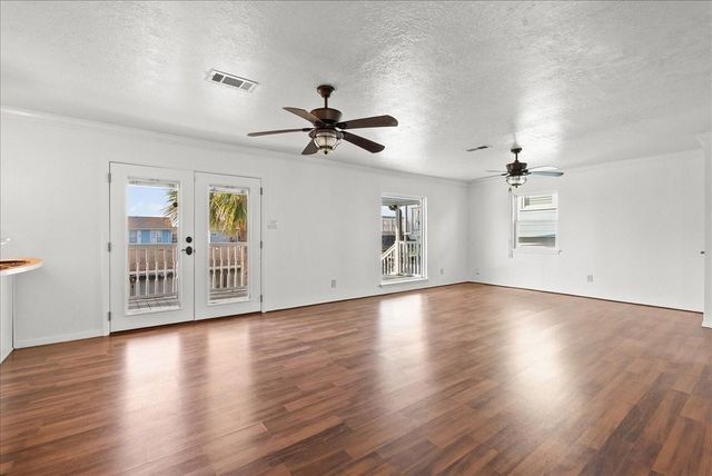 1172 Sailfish Street, Hitchcock, TX 77563