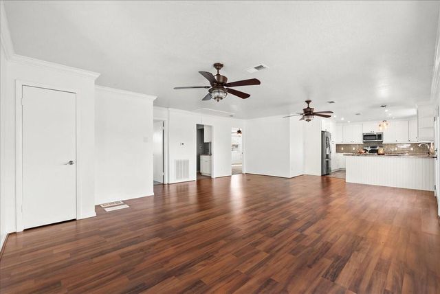 1172 Sailfish Street, Hitchcock, TX 77563