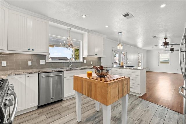 1172 Sailfish Street, Hitchcock, TX 77563