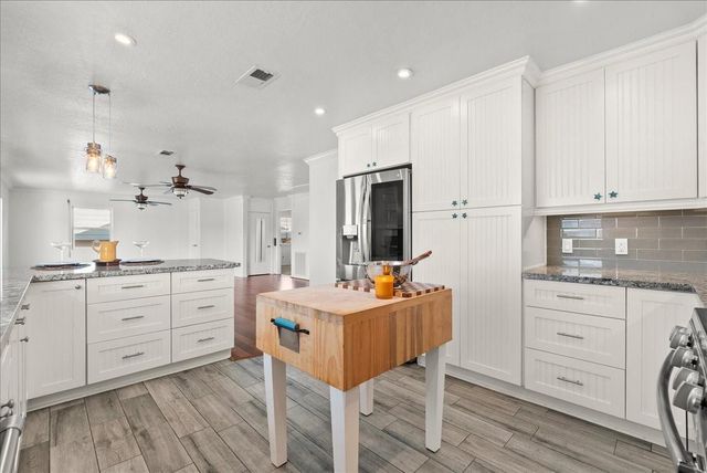 1172 Sailfish Street, Hitchcock, TX 77563