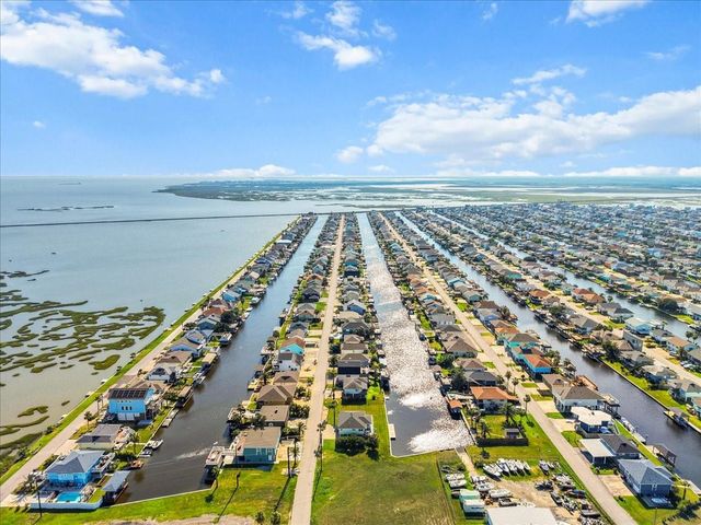 1172 Sailfish Street, Hitchcock, TX 77563