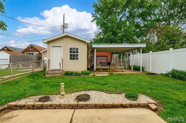 6633 Tholozan Avenue, St Louis, MO 63109