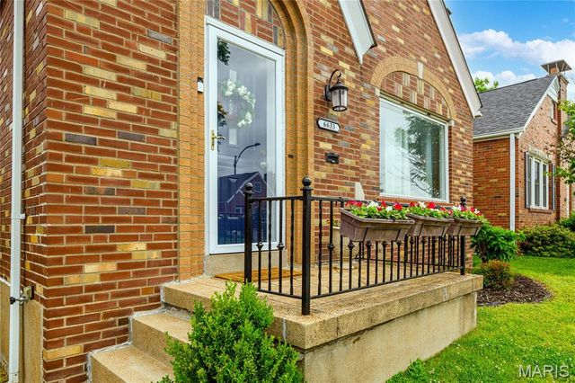 6633 Tholozan Avenue, St Louis, MO 63109