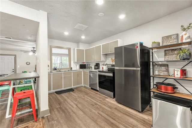 102 Moss Street, College Station, TX 77840