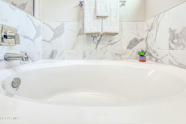 6056 TIN HILL Street, Santa Teresa, NM 88008