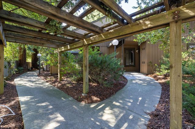 106 Nicholas Ct, Cotati, CA 94931