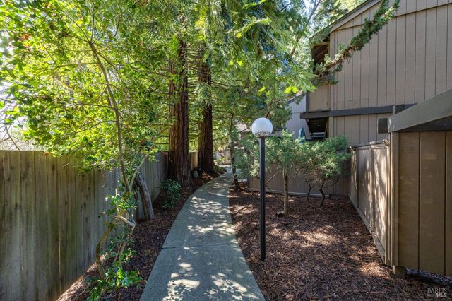 106 Nicholas Ct, Cotati, CA 94931