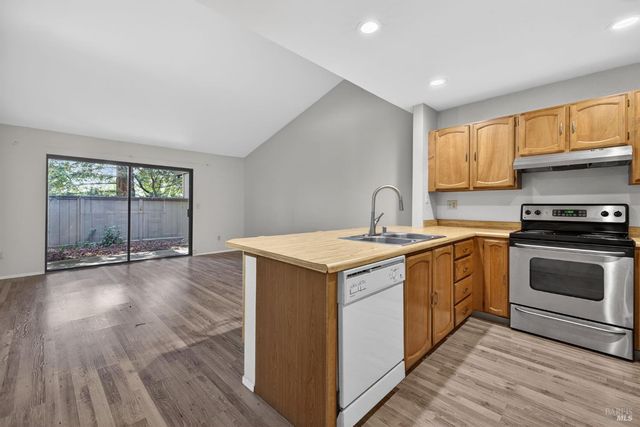 106 Nicholas Ct, Cotati, CA 94931