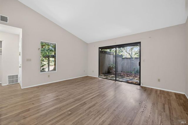 106 Nicholas Ct, Cotati, CA 94931