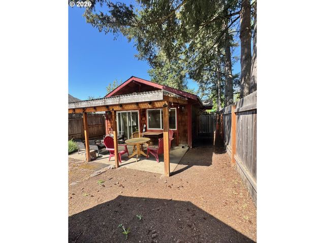 1120 E 24TH Ave, Eugene, OR 97403