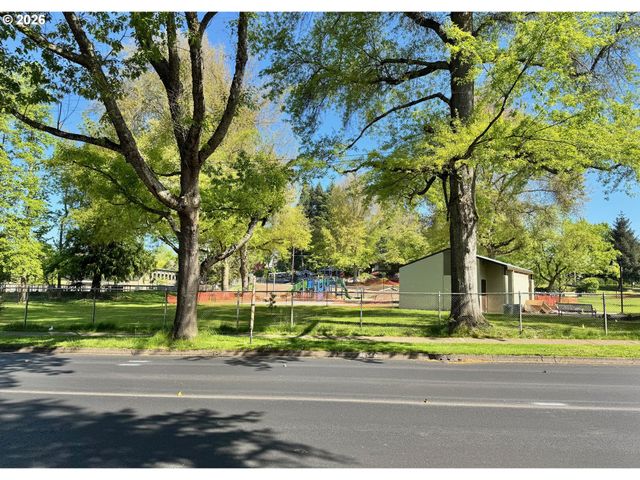 1120 E 24TH Ave, Eugene, OR 97403