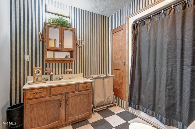 215 Bullock Hollow Road, Bristol, TN 37620