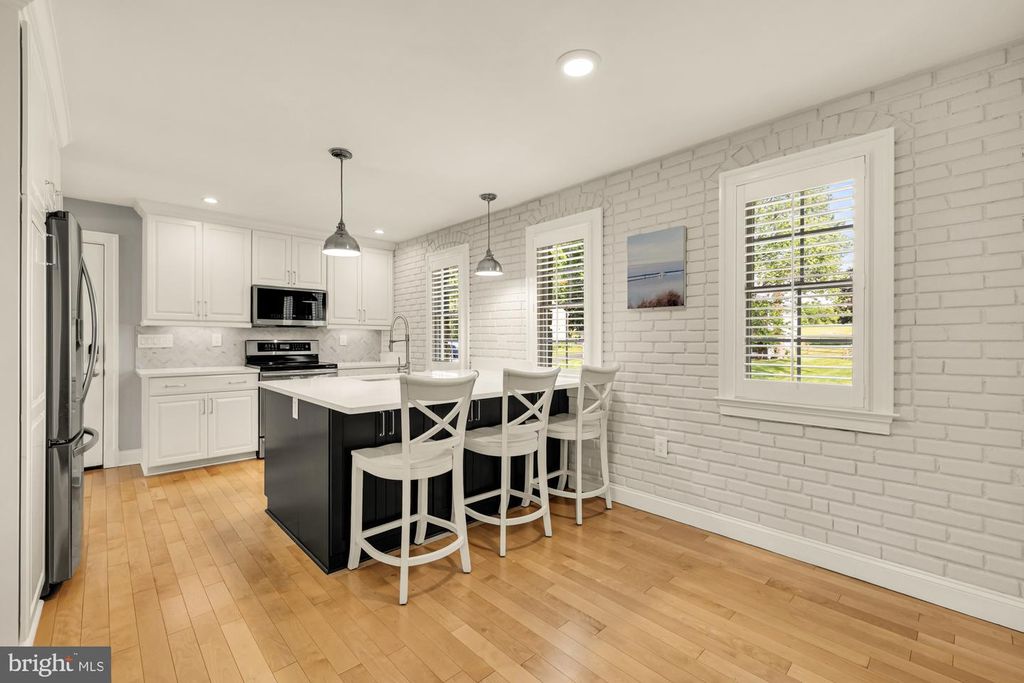 Image 10 of property listing at 5209 CONTINENTAL DR, Rockville, MD 20853