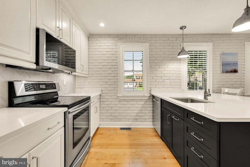Image 11 of property listing at 5209 CONTINENTAL DR, Rockville, MD 20853