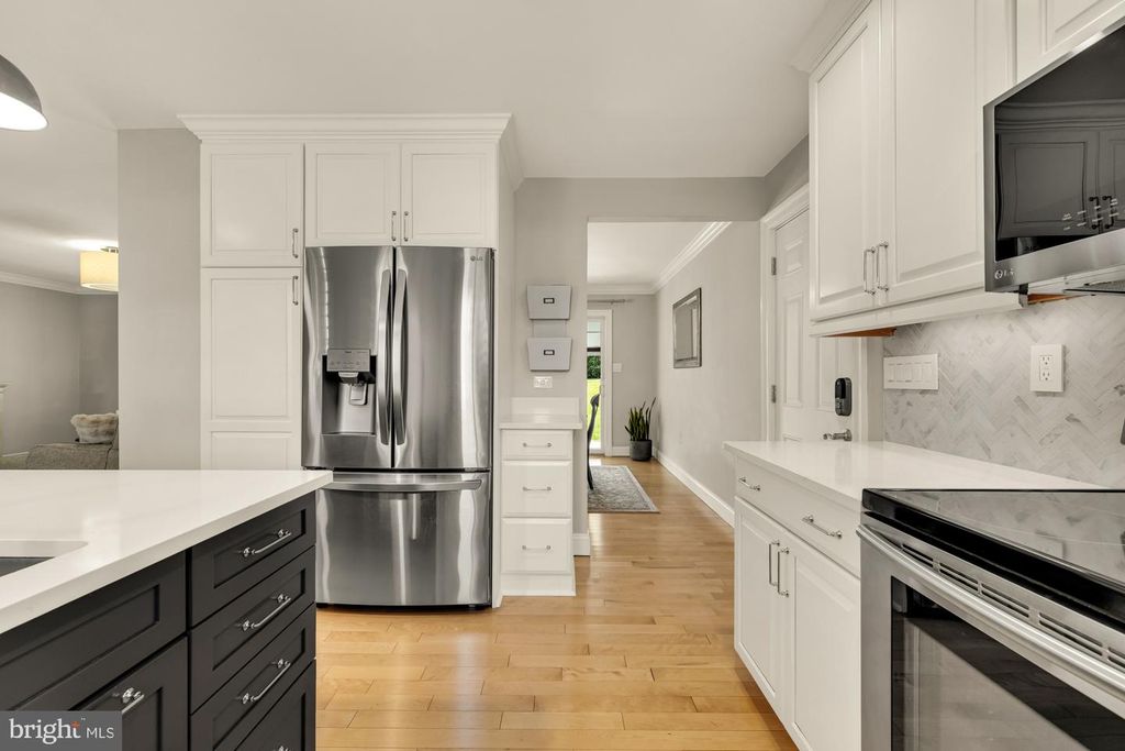 Image 12 of property listing at 5209 CONTINENTAL DR, Rockville, MD 20853