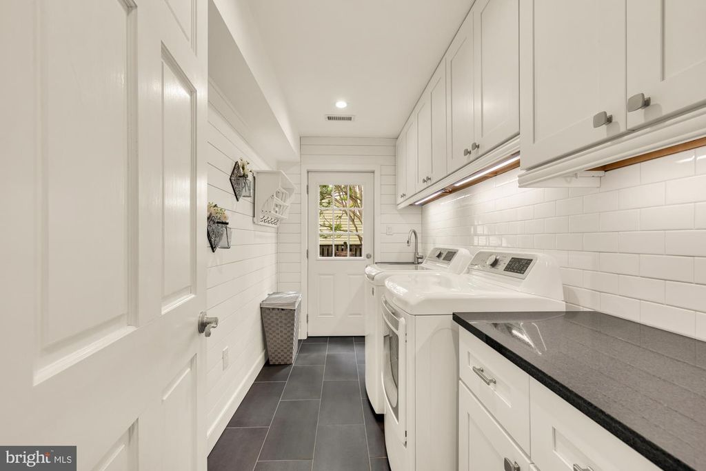 Image 17 of property listing at 5209 CONTINENTAL DR, Rockville, MD 20853