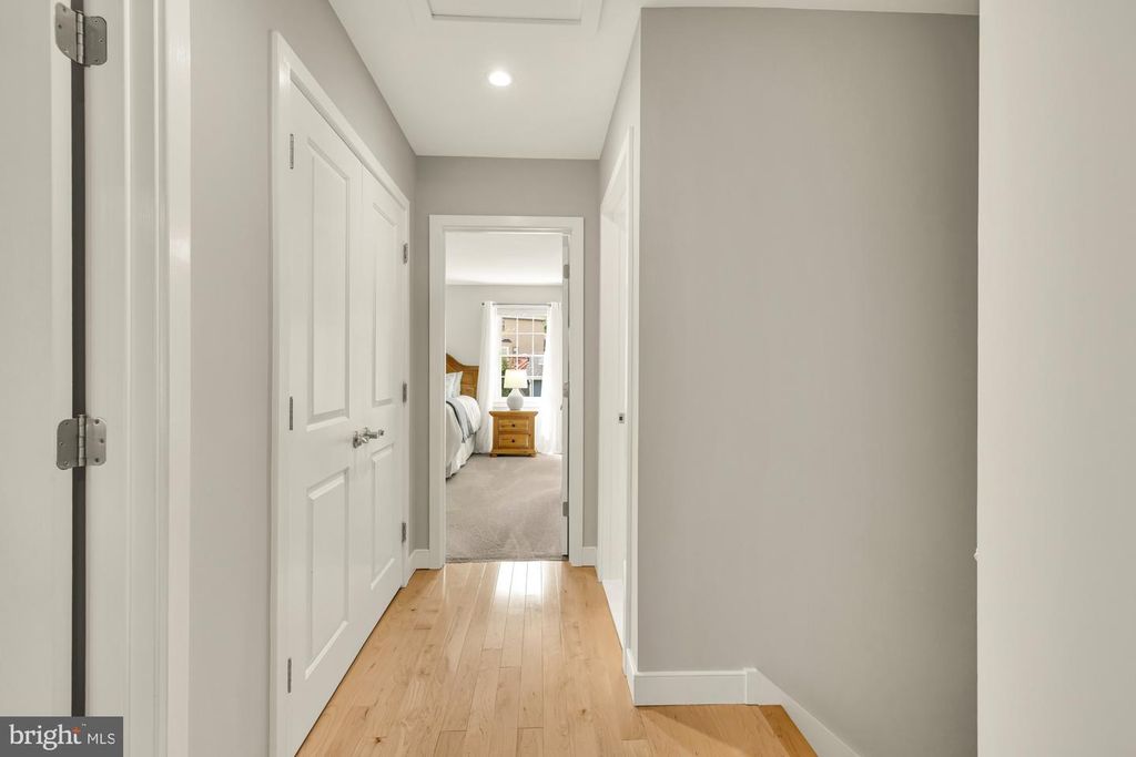 Image 18 of property listing at 5209 CONTINENTAL DR, Rockville, MD 20853