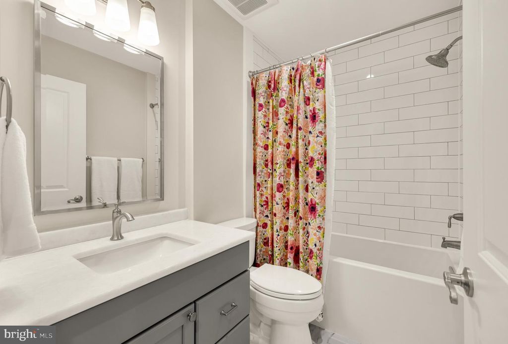 Image 24 of property listing at 5209 CONTINENTAL DR, Rockville, MD 20853