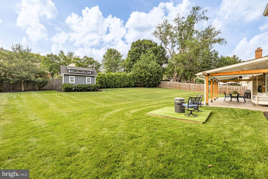 Image 30 of property listing at 5209 CONTINENTAL DR, Rockville, MD 20853
