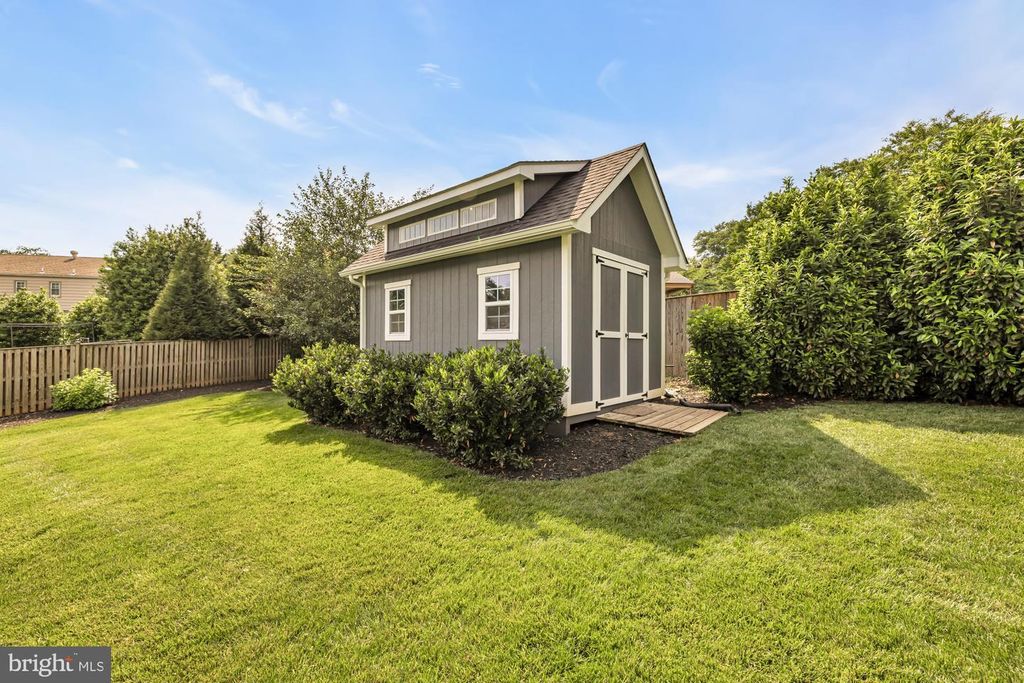 Image 32 of property listing at 5209 CONTINENTAL DR, Rockville, MD 20853