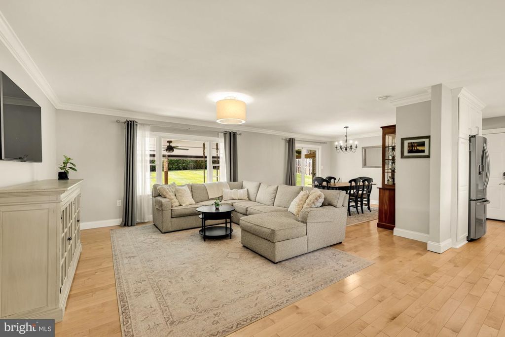 Image 6 of property listing at 5209 CONTINENTAL DR, Rockville, MD 20853