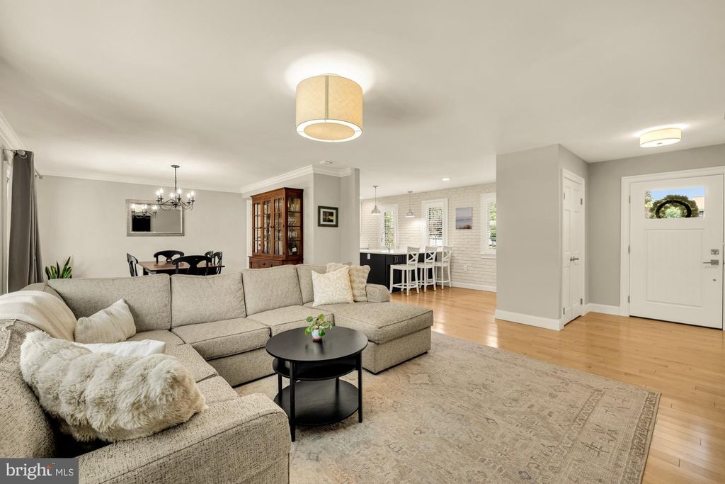 Image 7 of property listing at 5209 CONTINENTAL DR, Rockville, MD 20853