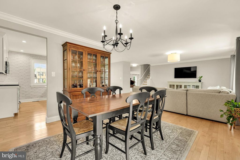 Image 9 of property listing at 5209 CONTINENTAL DR, Rockville, MD 20853
