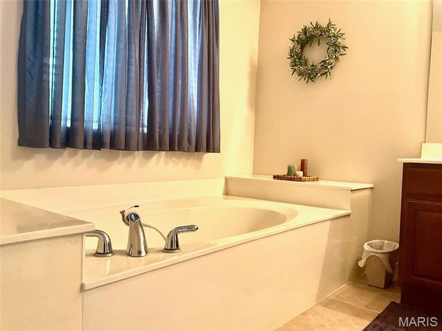 5 Bear Creek Court, Glen Carbon, IL 62034