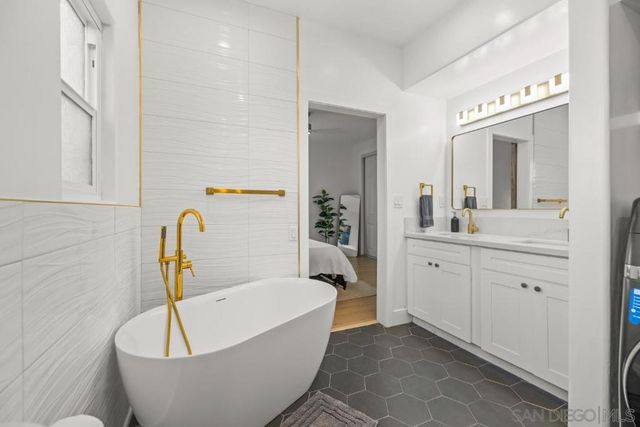 727 Ostend Ct, San Diego, CA 92109