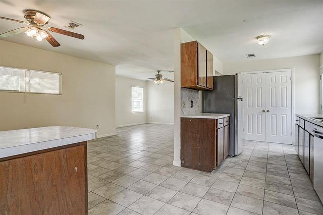 910 Trimm Avenue, Pasadena, TX 77502