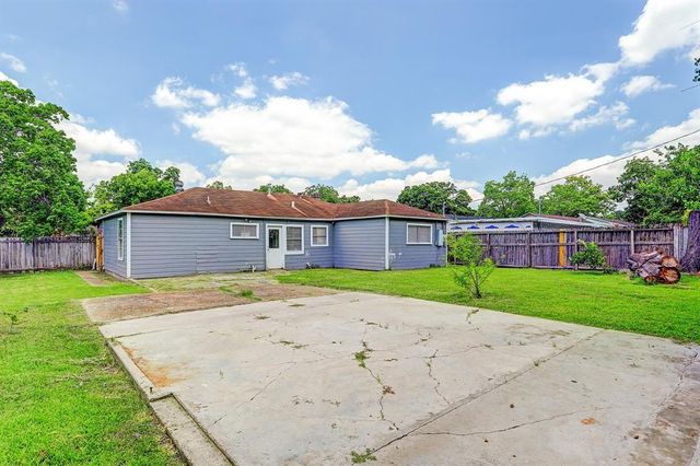 910 Trimm Avenue, Pasadena, TX 77502