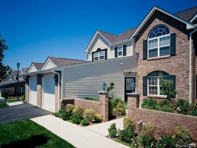 20 Overlook Drive 20, Farmingville, NY 11738