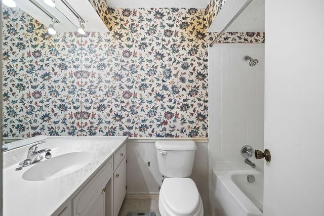 2 Portsmouth Lane, Bella Vista, AR 72715